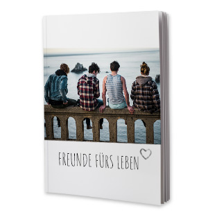 Ein Softcover-Fotobuch mit einem individuellen Coverdesign und persönlicher Beschriftung, ideal für Erinnerungen und besondere Momente.