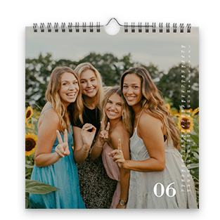 Ein individuell gestalteter Wandkalender mit Digitaldruck und persönlichen Fotos, ideal zur Planung und Dekoration.