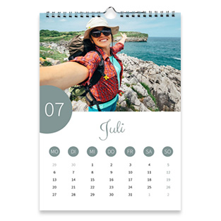 Ein individuell gestalteter Wandkalender mit brillanten Bildern auf Fotopapier für eine stilvolle Jahresübersicht.