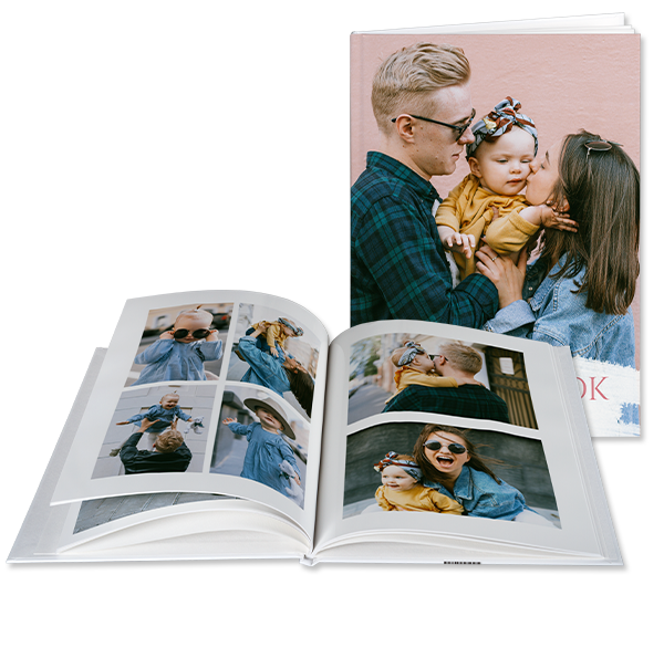 Jetzt Fotobuch gestalten und ein den Topseller das Hardcover 28x20 cm mit eigenen Bildern, Texten und Cliparts entwerfen. Waehlen Sie jetzt unseren Topseller.