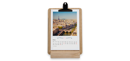 Keinen Wandkalender selbst gestalten, sondern vielleicht auch einen eher handlichen Kalender? Der mit dem hoelzernen Klemmbrett kann mobil eingesetzt werden.
