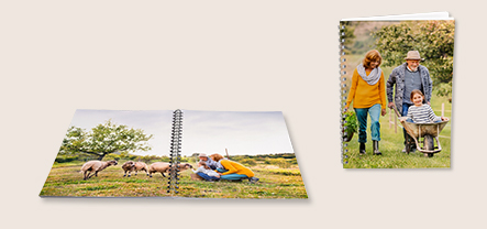 Digitaldruck Fotobuch erstellen mit Ringbindung im A4 Hochformat und viele tolle Fotos auf den flexiblen Innenseiten unterbringen. Jetzt Fotos hochladen.