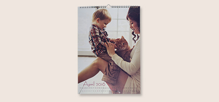 Personalisierten Fotokalender erstellen in der ROSSMANN Fotowelt. Verschiedene Formate, diverse Groessen und unterschiedliche Kalenderformen - Sie haben die Wahl.