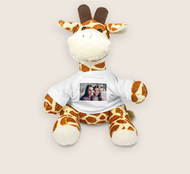 Besondere Foto-Spiele in der Kategorie Spiele und Plüschtiere gestalten und die Stofftier Giraffe auswaehlen. Gestalten Sie das T-Shirt der kleinen Giraffe.