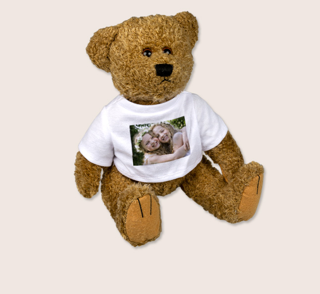 Schnelle personalisierte Spiele oder flauschige Kuscheltiere mit Foto gestalten. Werden Sie jetzt zum Designer und designen Sie das Shirt des grossen Teddys.