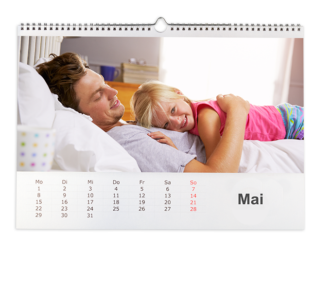 Personalisierte Fotocollage Familie erstellen und in der ROSSMANN Fotowelt den Goldkalender auswaehlen. So wird jeder Monat zu einem besonderen Ereignis.