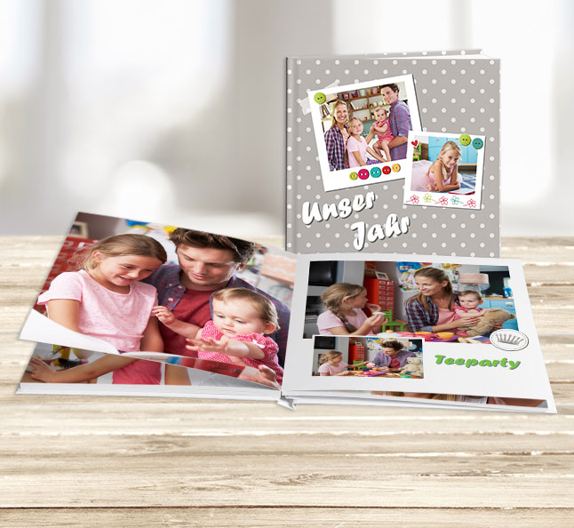 Selbstgemachtes Fotogeschenk Familie in der ROSSMANN Fotowelt ausbelichten lassen. Gestalten Sie jetzt ein Premium Hardcover Fotobuch mit Layflat Bindung.