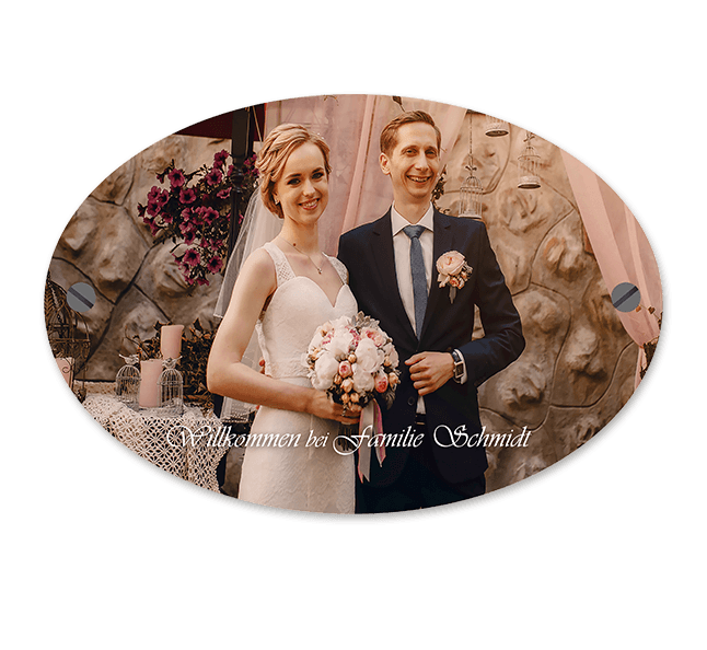 Hochwertige Hochzeitseinladungen mit Foto gestalten. Bestellen Sie zudem Ihr Haustuerschild mit eigenem Foto und Namen in der ROSSMANN Fotowelt. Jetzt ausprobieren.
