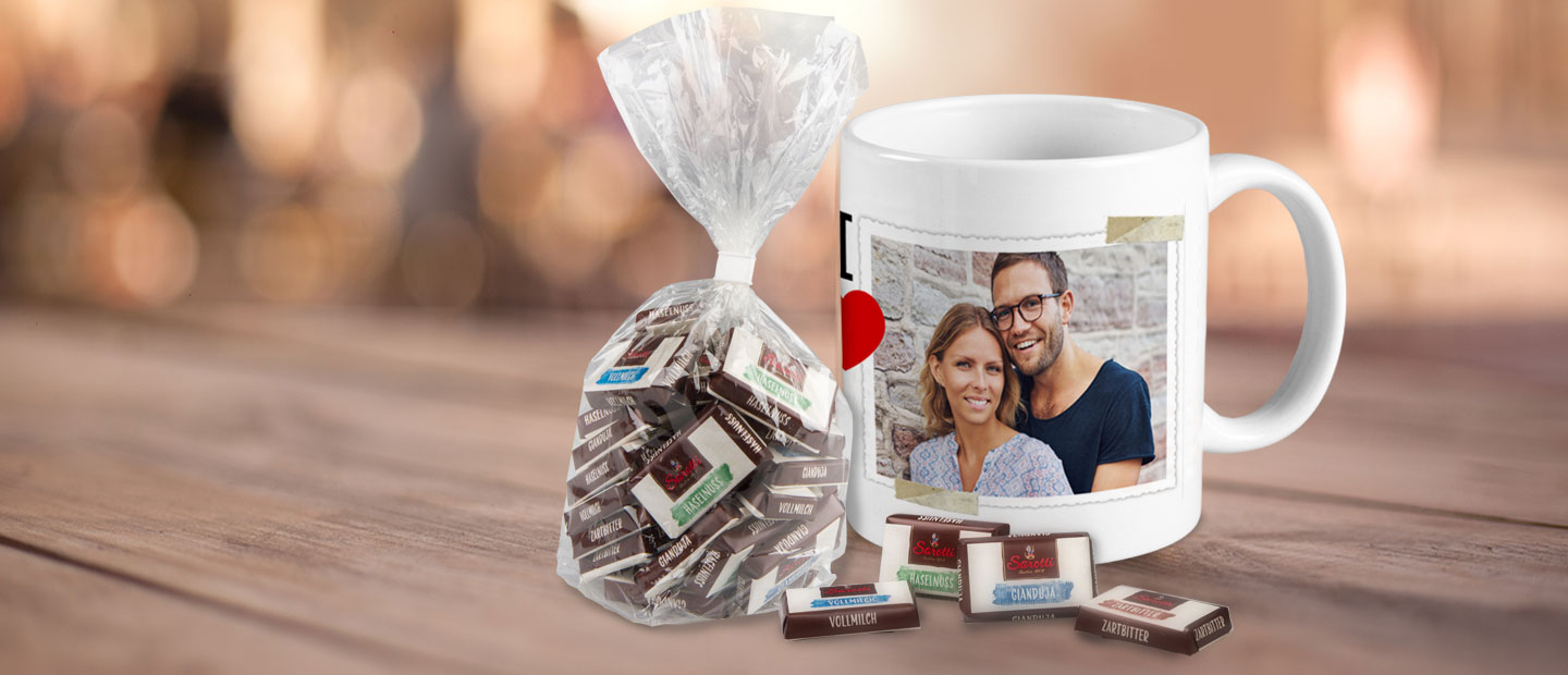 Individuelle und personalisierte Liebesgeschenke verschenken. Zum Beispiel eine einzigartige Fototasse mit schokoladiger Fuellung von Sarotti. Einfach online gestalten.