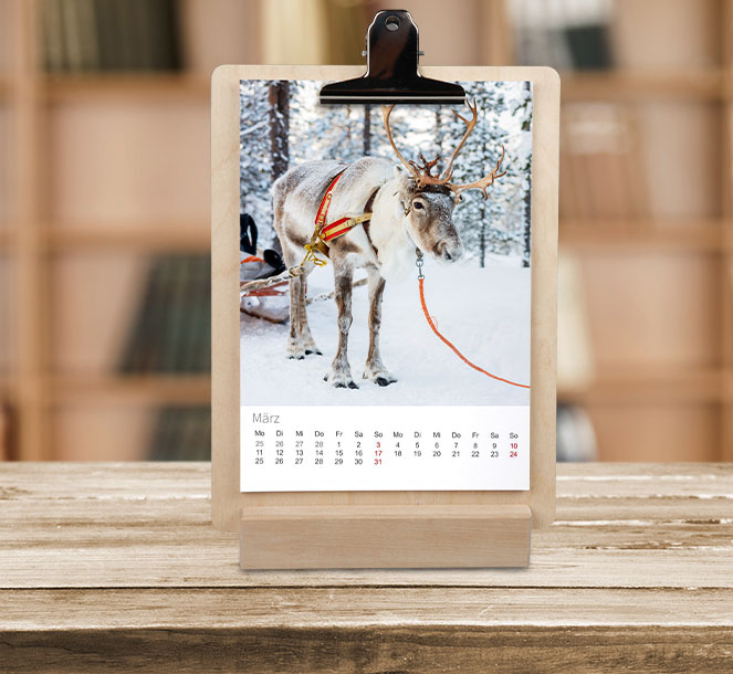 Uhrige Winterdeko selber machen. Gestalten Sie jetzt Ihren Klemmbrettkalender. Dieser kommt mit stilsicherem Holzfuss und sieht einfach gemuetlich aus.