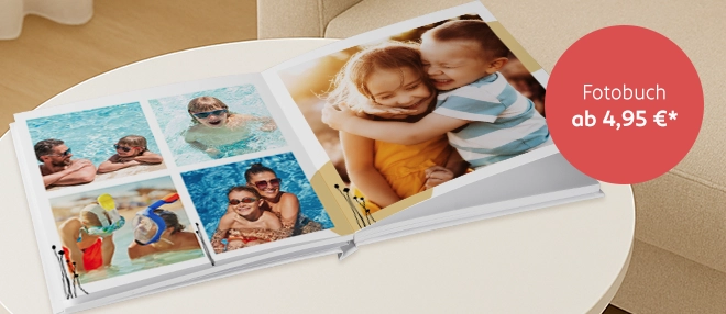 Fotobuch gestalten mit eigenen Erinnerungen Die Grafik zeigt ein geöffnetes Fotobuch mit verschiedenen persönlichen Bildern und Texten.