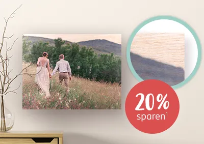Ein dekoratives Foto auf Holz mit einem Paar auf einer Wiese. Im August erhaltet ihr 20% Rabatt auf euer Foto auf Holz!