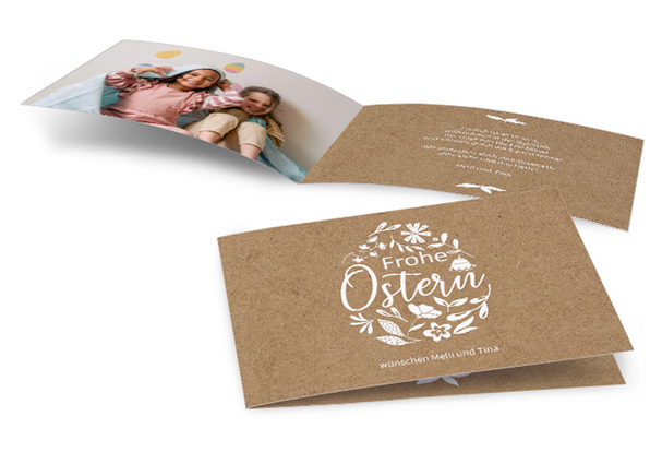 Verschiedene personalisierte Grußkarten mit Familienmotiven auf einem hellen Holztisch. Gestaltet hier Karten mit euren Fotos!