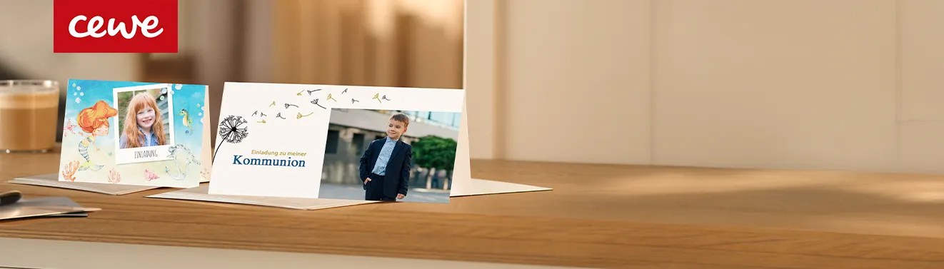 Personalisierte Grußkarten, Thema Kommunion und Einladung Kindergeburtstag, stehen aufgeklappt auf einem Holztisch