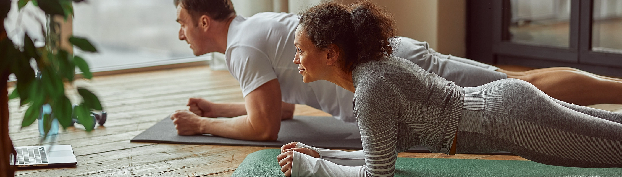 Haltet sportliche Erfolge mit Fotoprodukten fest – für euch oder als Geschenkidee Paar beim gemeinsamen Sporttraining zu Hause auf Yoga-Matten
