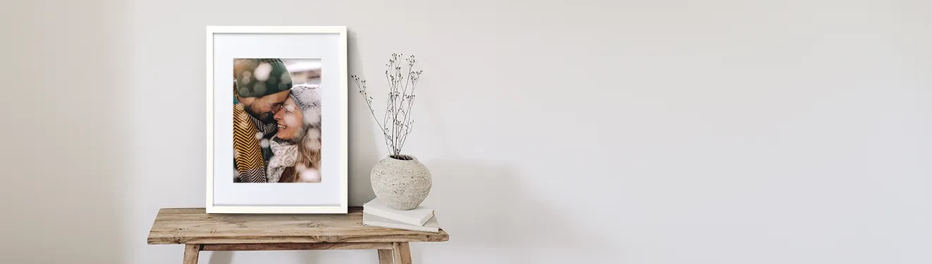 Diese HD-Poster sind im schwarzen und weißen Rahmen erhältlich. Lasst Erinnerungen in brillanten Farben und Größen drucken.
