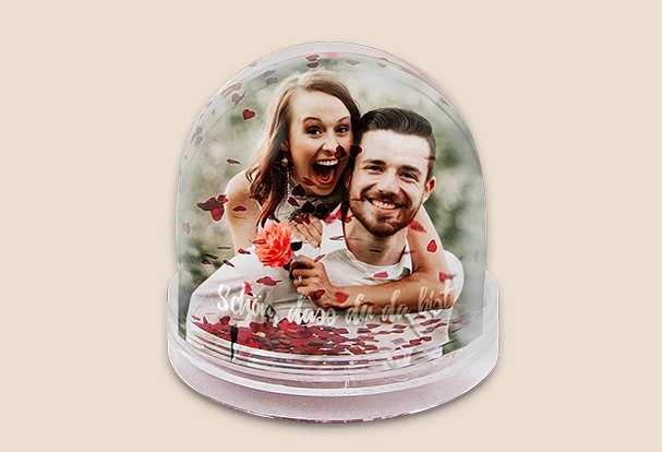 Die Schneekugel mit roten Herzen und Paar-Foto ist ein romantisches personalisiertes Hochzeitsgeschenk mit Erinnerungswert.