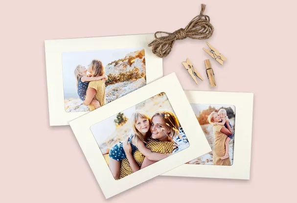 Aus gerahmten Fotos im Papierrahmen, einer Jutekordel und Holzklammern lässt sich im Handumdrehen eine Fotogirlande gestalten.