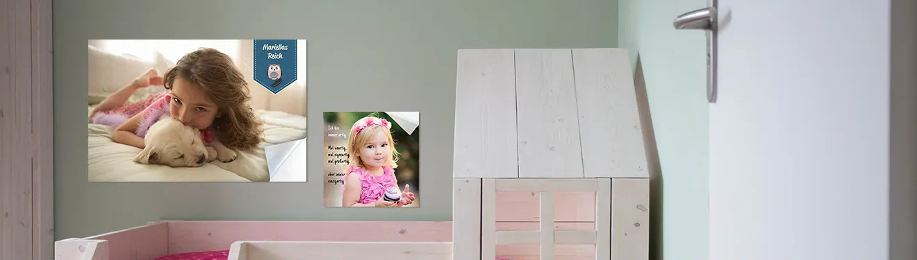 Eine Wand, die einfach und flexibel mit Fotos als selbstklebende Poster dekoriert ist.