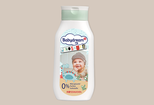 Sanftes Babydream-Shampoo mit Dino-Motiv und Babyfoto – perfekt als Babygeschenk zur Geburt mit persönlichem Touch.