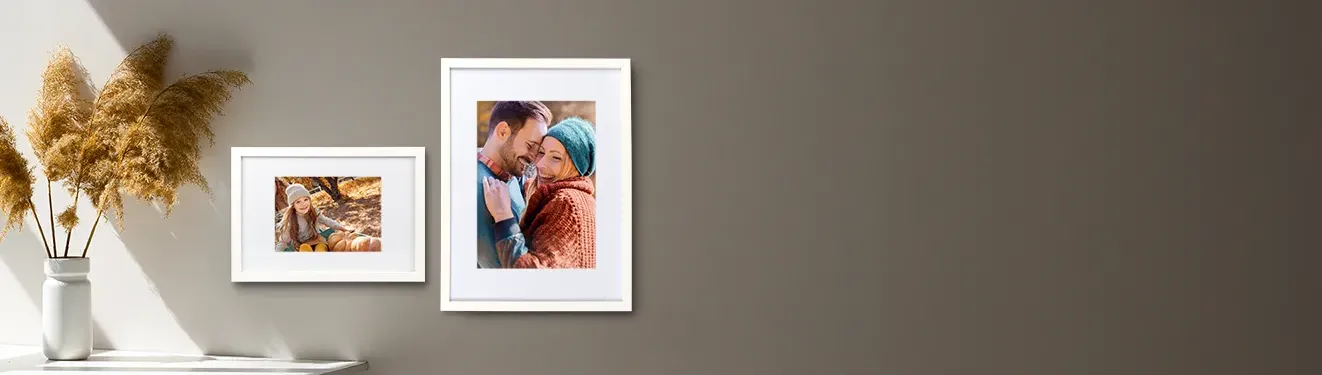 Diese HD-Poster sind im schwarzen und weißen Rahmen erhältlich. Lasst Erinnerungen in brillanten Farben und Größen drucken.