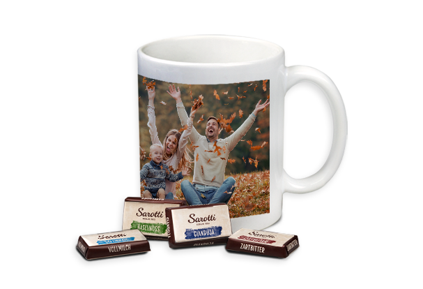 Tasse als besonderes Geschenk mit Schokolade befüllt bestellen und verschenken. Hochwertige Tasse mit Foto gestalten und in der ROSSMANN Fotowelt bestellen.
