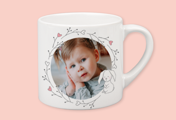 Personalisierte Ostergeschenke: Eine süße Kindertasse mit eigenem Foto und Osterhasen-Design für besondere Momente gestalten.