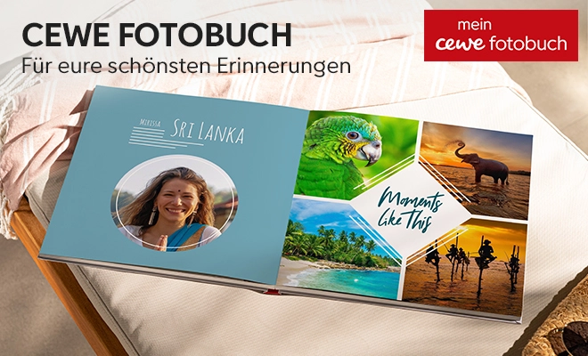 Geöffnetes Fotobuch mit Urlaubsfotos am Meer und maritimen Design.