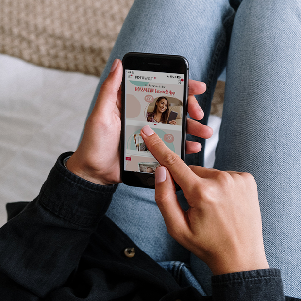 Fotobuch App und noch viel mehr, benutzerfreundlich und flexibel Die Fotobuch App von ROSSMANN ist einfach zu bedienen und absolut nutzerfreundlich. Ladet sie euch auf euer Handy herunter und probiert sie gleich einmal aus.