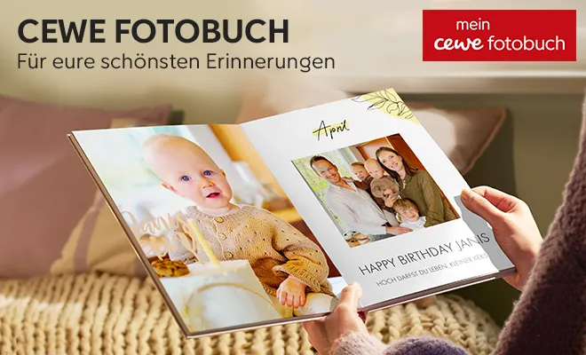 Aufgeschlagenes Fotobuch mit Familienfotos und Text personalisiert