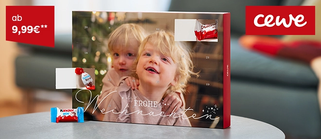 CEWE Adventskalender mit Füllung auf einem Tisch, im Hintergrund eine Wohnszimmerszene