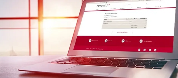 Laptop-Bildschirm zeigt die ROSSMANN Fotowelt-Webseite. Hier weiterlesen, um Informationen zur Datenschutzerklärung unserer Website zu erhalten.