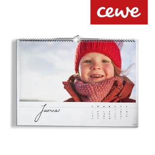 Ein individuell gestalteter Wandkalender mit persönlichen Fotos, der jeden Monat besondere Erinnerungen präsentiert.