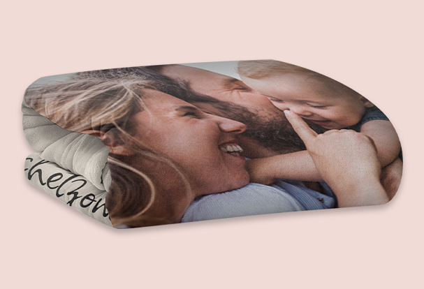 Gestaltet eine Kuscheldecke mit eurem Foto, Namen oder einer beruhigenden Botschaft. Ein kuschelweiches personalisiertes Geschenk, das euren Liebsten in Wärme hüllt.