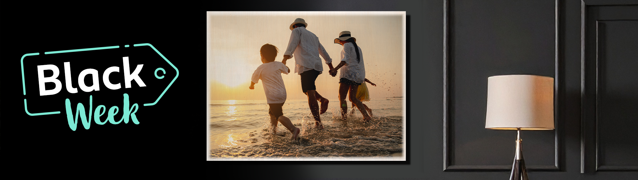 Black Week Motiv der ROSSMANN Fotowelt mit Familienfoto als Bild auf Holz an der Wand
