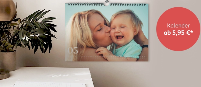 Individueller Fotokalender, gestaltet mit einem Babyfoto und schlichten Designs, perfekt für eure Organisation.