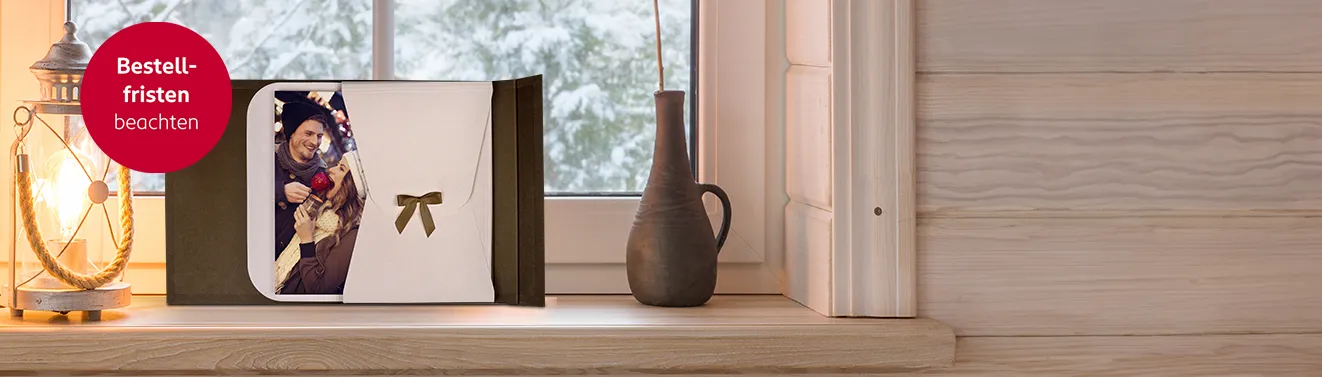 Fotobuch mit euren Fotos online bestellen Ein aufgeschlagenes Fotobuch mit fröhlichen Momentaufnahmen. Haltet eure schönsten Fotos in einem Fotobuch fest.