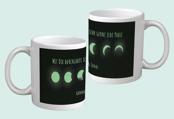 Keramiktasse mit Mondphasen-Design und Leuchteffekt, personalisiert mit Namen und romantischen Sprüchen.