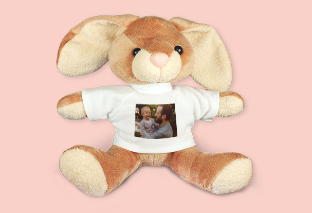 Ein hellbrauner Plüschhase mit weißem T-Shirt, bedruckt mit einem Vater-Sohn-Bild als liebevolles Fotogeschenk zu Ostern.