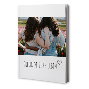 Ein Softcover-Fotobuch mit einem individuellen Coverdesign und persönlicher Beschriftung, ideal für Erinnerungen und besondere Momente.
