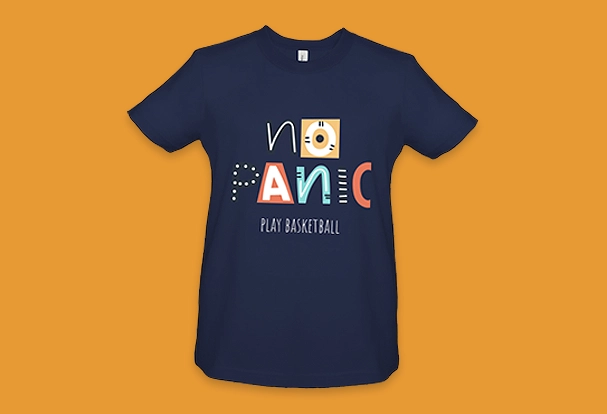 Euer Lieblingsshirt für Training und Freizeit – mit coolem Basketball-Motiv Kinder-T-Shirt mit Spruch „No Panic – Play Basketball“ und buntem Design