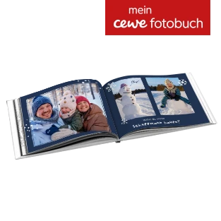 Ein aufgeschlagenes Fotobuch mit individuell gestalteten Seiten einzigartiger Momente.