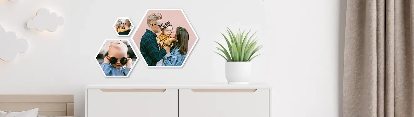 An der Wand hängen persönliche Fotos mit weißem Rand, gedruckt auf Hartschaumplatten. Jetzt gestalten!