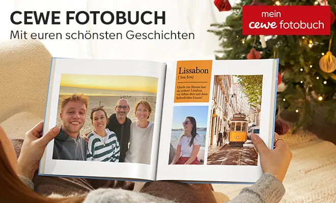Geöffnetes Fotobuch mit Urlaubsfotos, Collage verschiedener Urlaubsfotos.