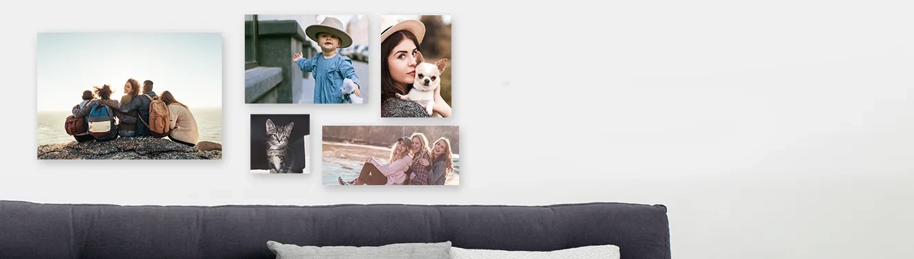 Mehrere an der Wand hängende Fotos auf leichtem Forex, für einen spannenden Collagen-Effekt.
