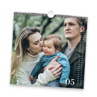Ein individuell gestalteter Wandkalender mit Digitaldruck und persönlichen Fotos, ideal zur Planung und Dekoration.