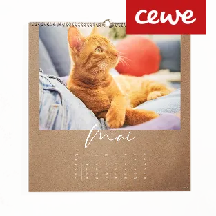 Ein individuell gestalteter Wandkalender mit persönlichen Fotos, der jeden Monat besondere Erinnerungen präsentiert.