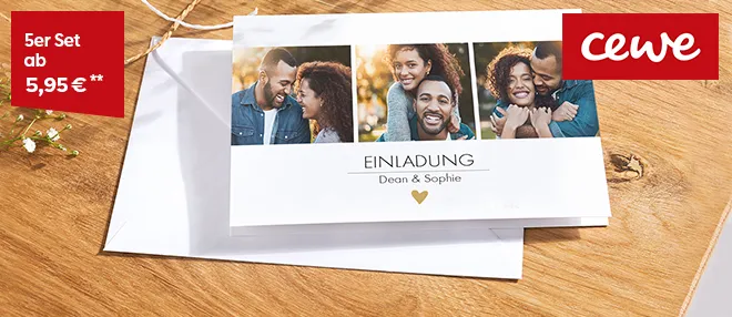 Unterschiedliche Grußkarten auf einem Tisch mit natürlichem Licht und dekorativer Umgebung.