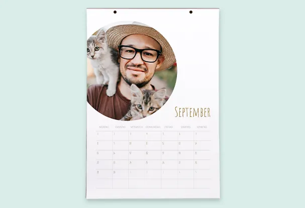 Personalisierter Wandkalender mit großem, kreisförmigem Foto auf jedem Blatt und Monatsübersicht darunter.