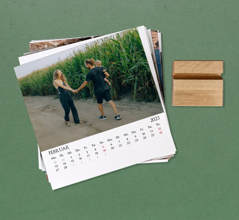 Viele nachhaltige Geschenkideen findet ihr in der ROSSMANN Fotowelt. Gestaltet einen umweltschonenden Fotokalender mit Holzfuß für eure Lieblingsmenschen.